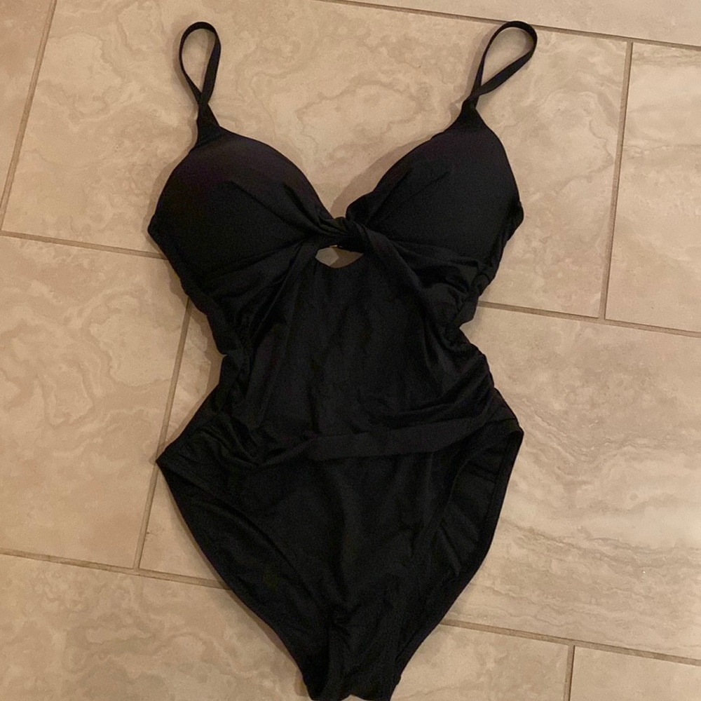 La Blanca island twist keyhole bathing suit
